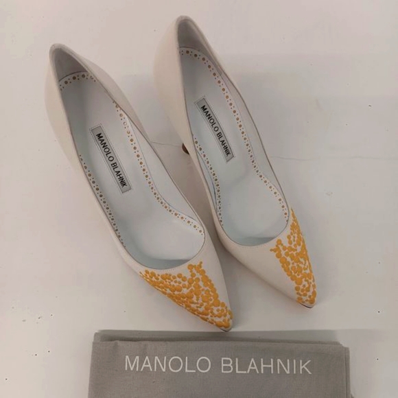 Manolo Blahnik Women's Embroidered White & Gold Pumps - EU37/US7 - Picture 2 of 11